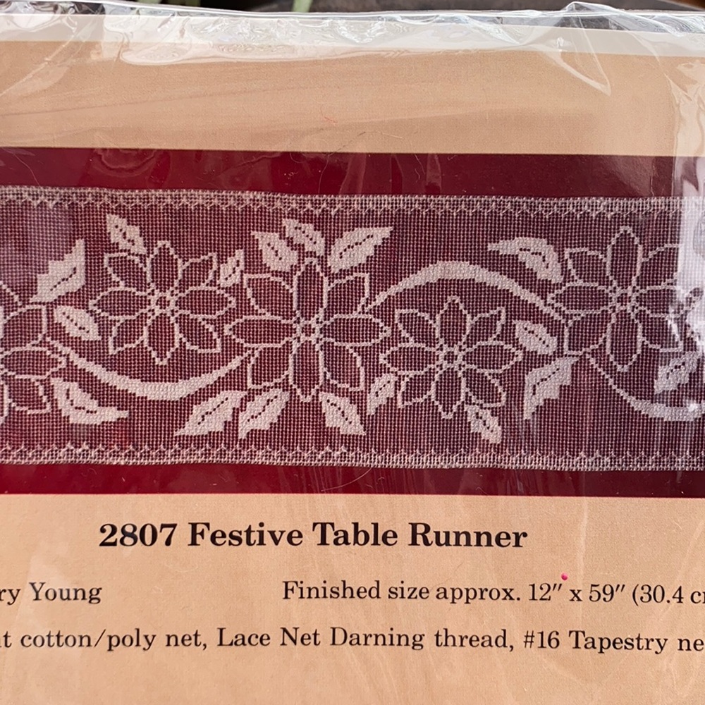 Vintage 80s Christmas table runner 12“ x 59“ net darning kit festive poinsettia
